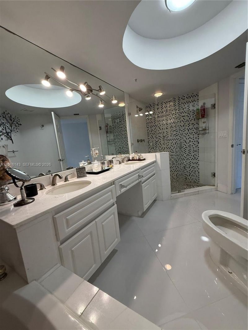 6301 Collins Ave, Unit 2108, Miami Beach, FL 33141 Photo