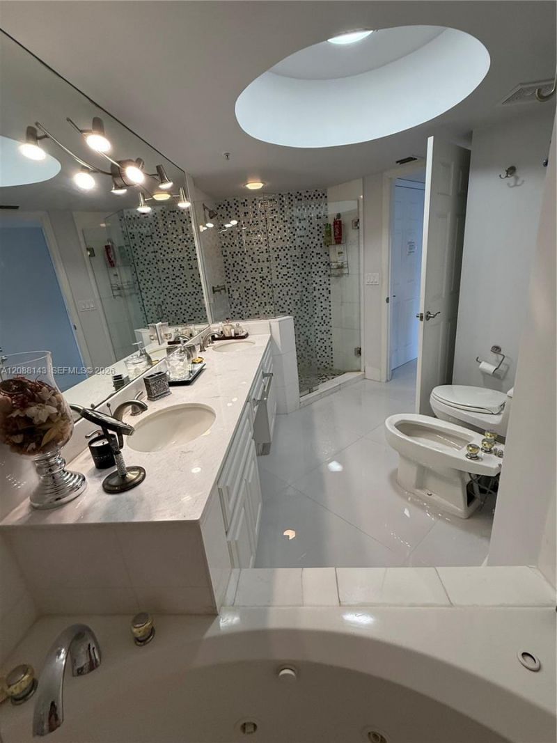 6301 Collins Ave, Unit 2108, Miami Beach, FL 33141 Photo