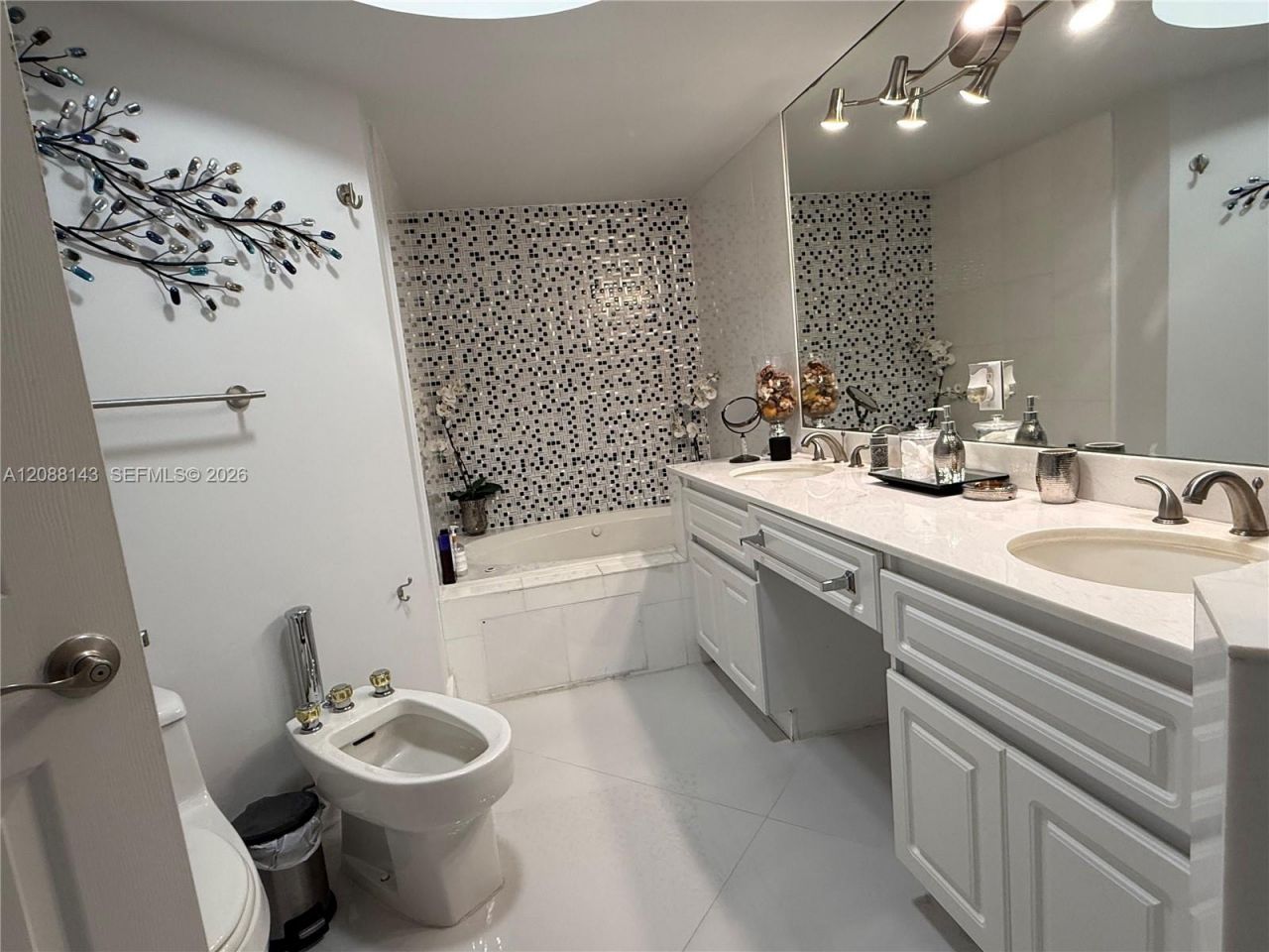 6301 Collins Ave, Unit 2108, Miami Beach, FL 33141 Photo