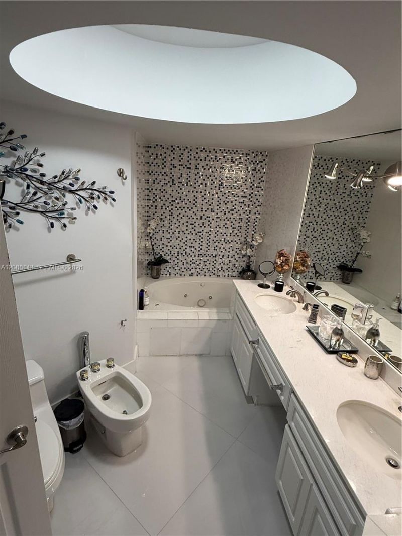 6301 Collins Ave, Unit 2108, Miami Beach, FL 33141 Photo