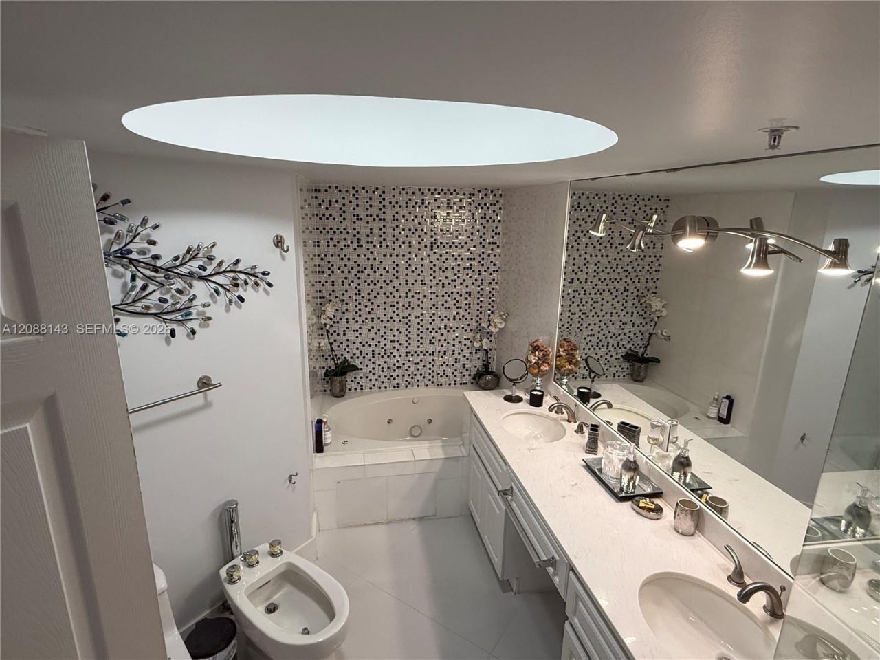 6301 Collins Ave, Unit 2108, Miami Beach, FL 33141 Photo