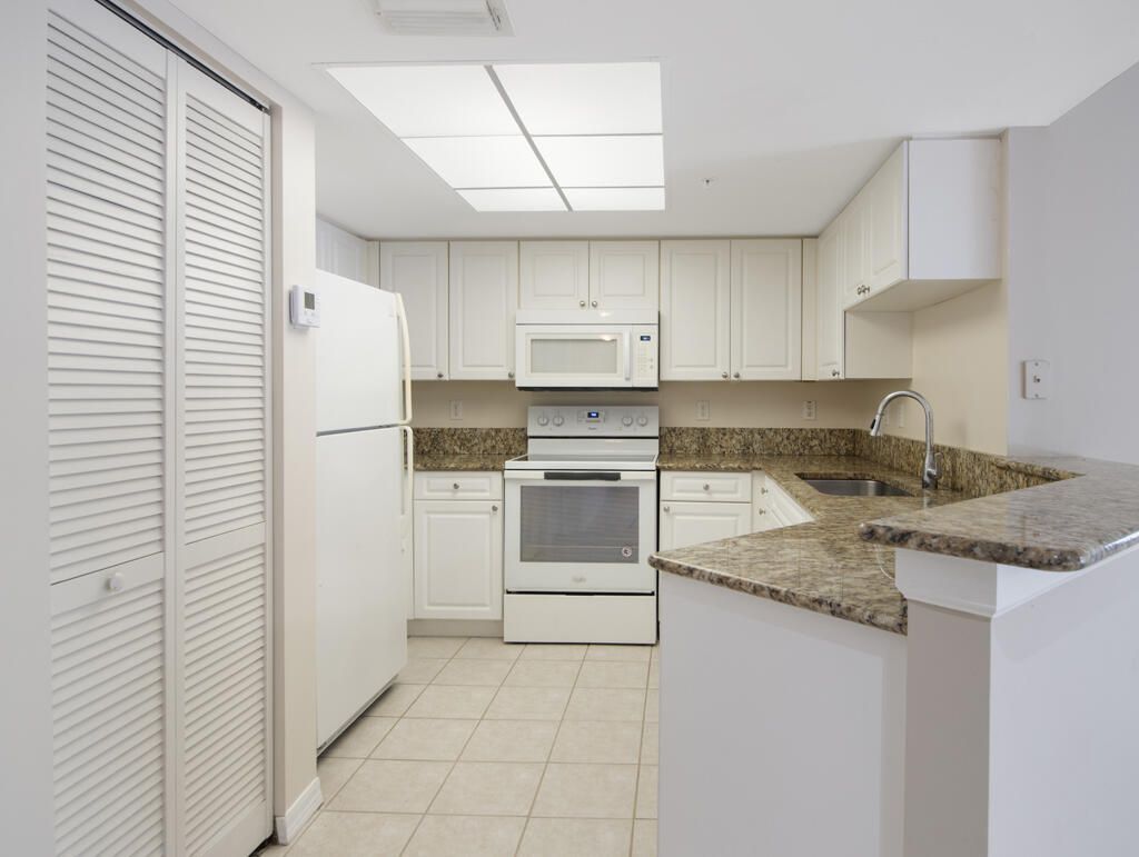 500 Crestwood Court N, Unit 506, Royal Palm Beach, FL 33411 Photo