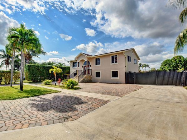 1371 Woodcrest Road W, West Palm Beach, FL 33417