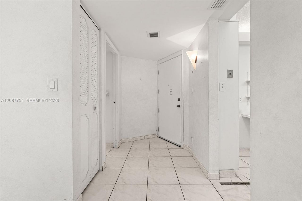 3301 N Country Club Dr, Unit 208, Aventura, FL 33180 Photo
