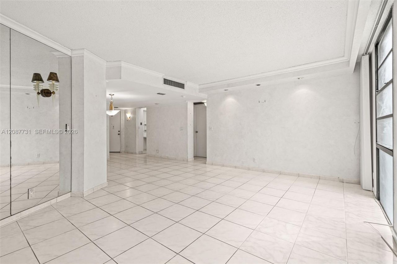3301 N Country Club Dr, Unit 208, Aventura, FL 33180 Photo