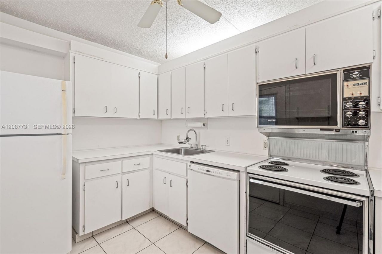 3301 N Country Club Dr, Unit 208, Aventura, FL 33180 Photo