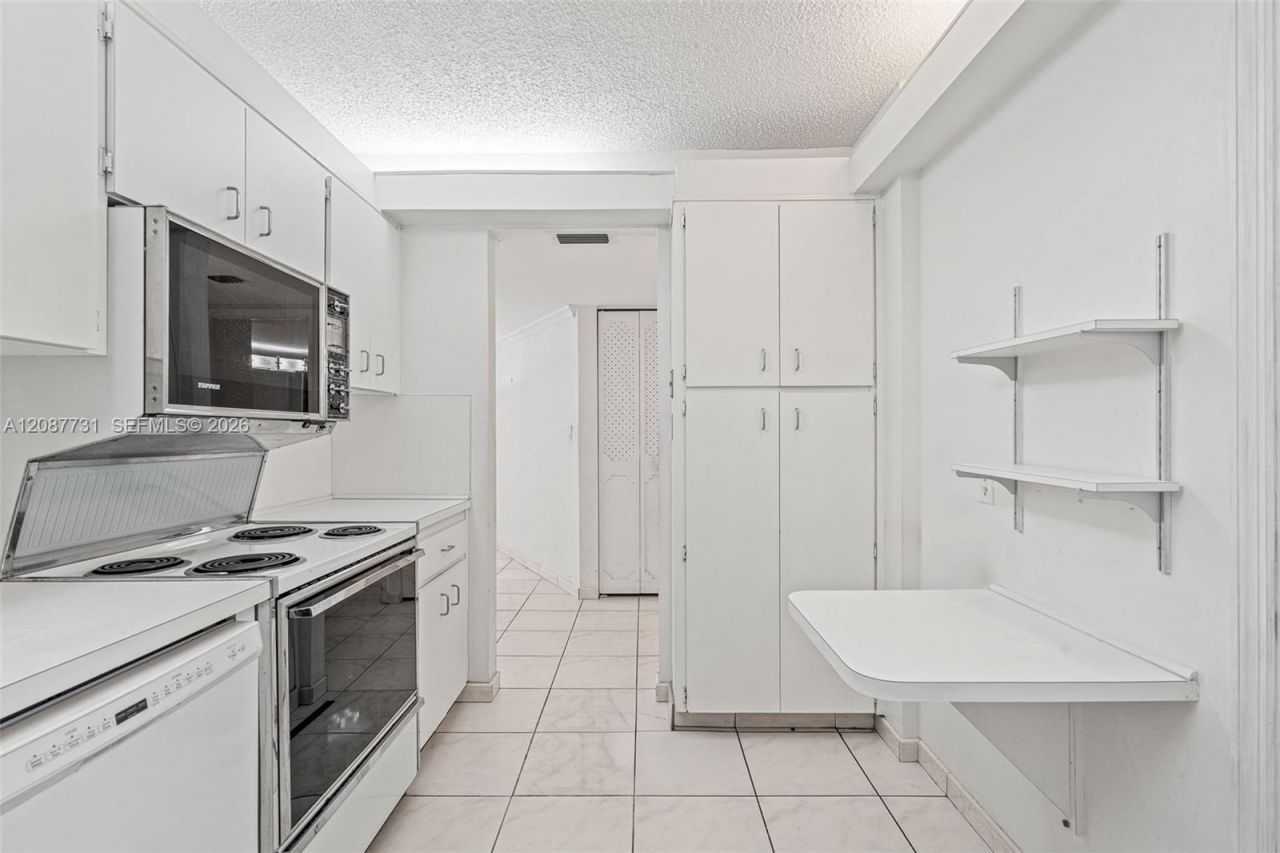 3301 N Country Club Dr, Unit 208, Aventura, FL 33180 Photo