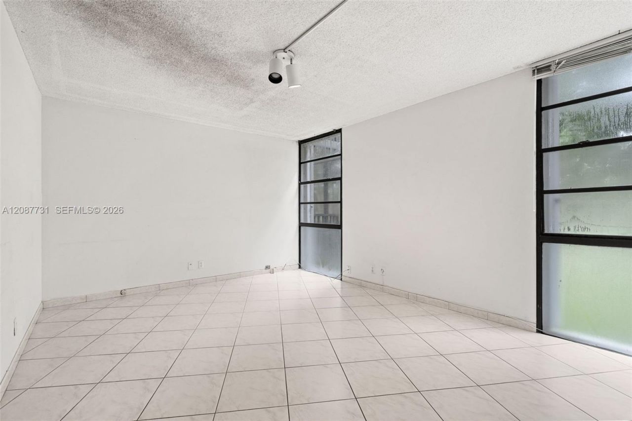 3301 N Country Club Dr, Unit 208, Aventura, FL 33180 Photo