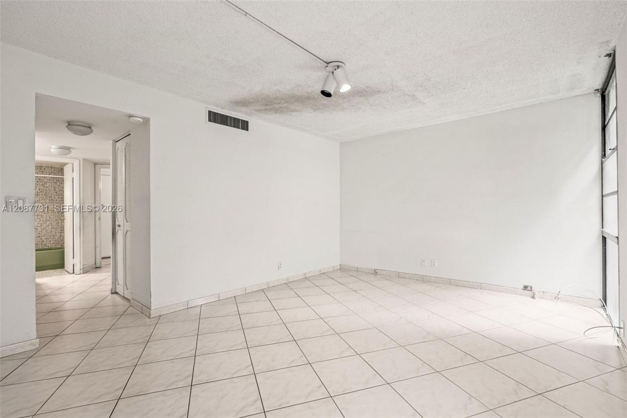 3301 N Country Club Dr, Unit 208, Aventura, FL 33180 Photo