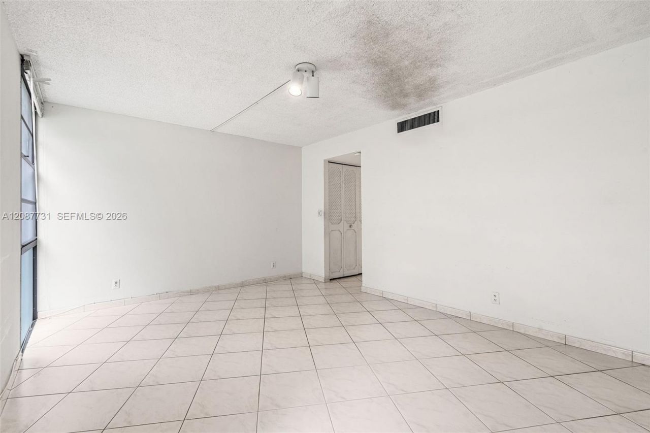 3301 N Country Club Dr, Unit 208, Aventura, FL 33180 Photo