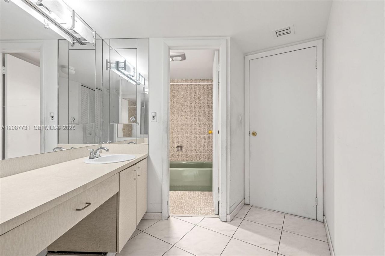 3301 N Country Club Dr, Unit 208, Aventura, FL 33180 Photo