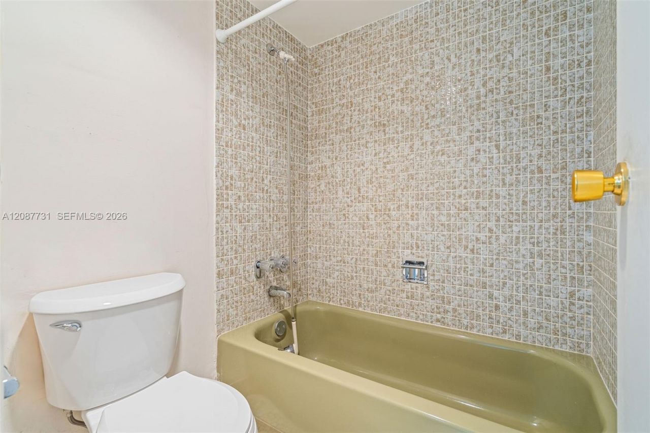 3301 N Country Club Dr, Unit 208, Aventura, FL 33180 Photo