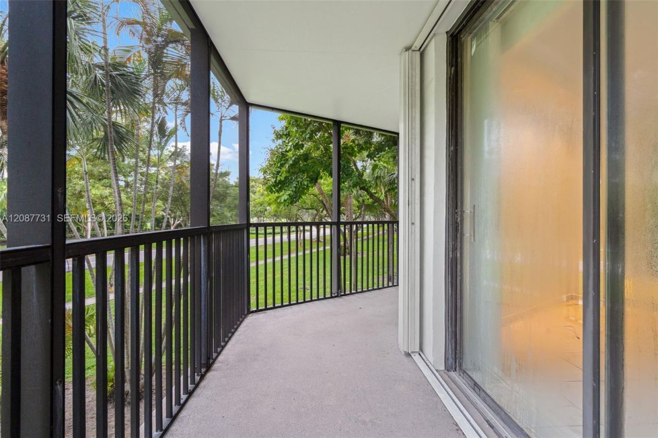 3301 N Country Club Dr, Unit 208, Aventura, FL 33180 Photo