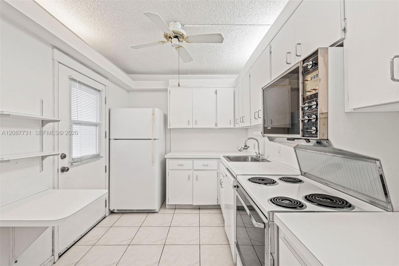 3301 N Country Club Dr, Unit 208, Aventura, FL 33180 Photo
