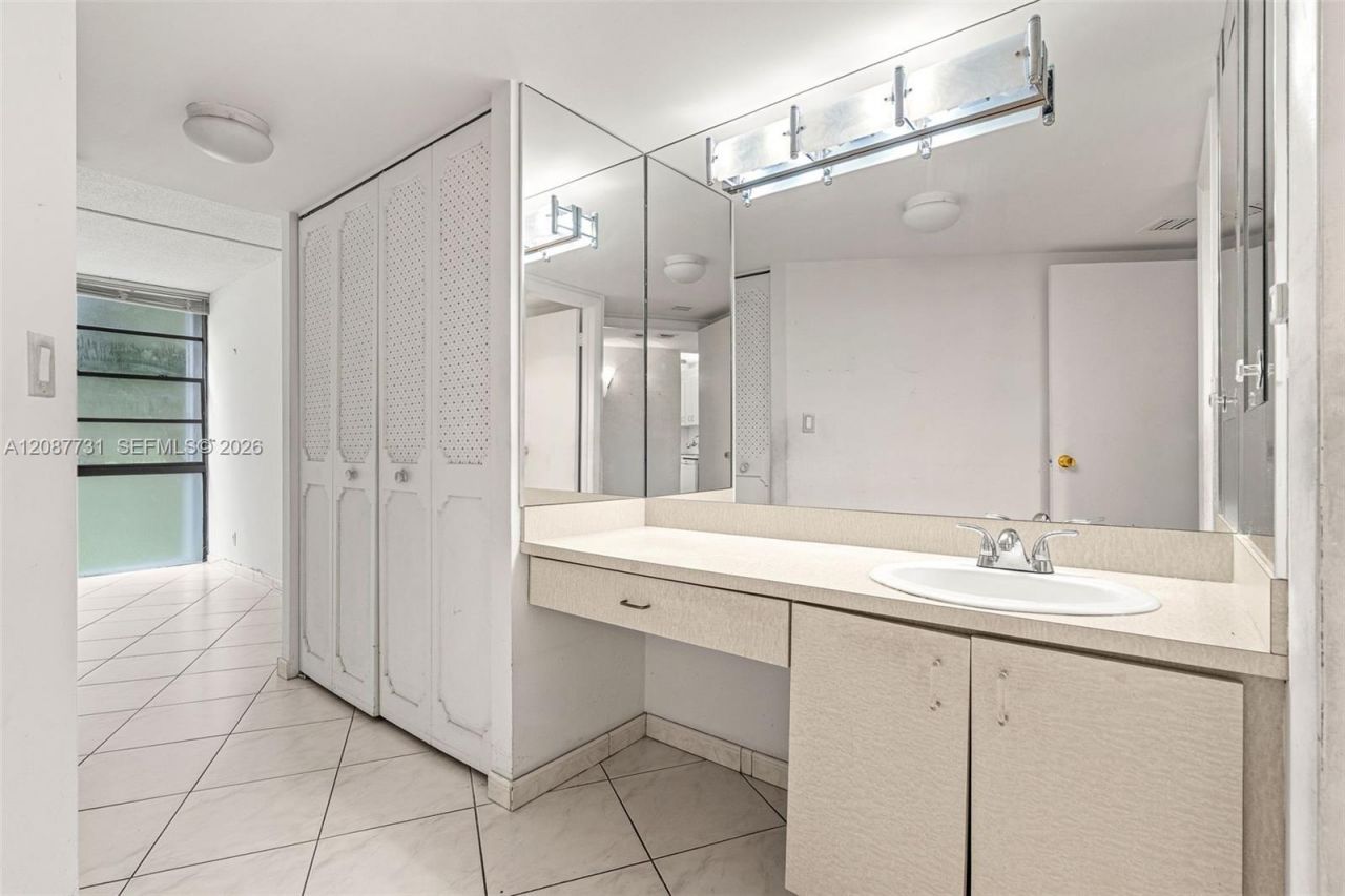 3301 N Country Club Dr, Unit 208, Aventura, FL 33180 Photo