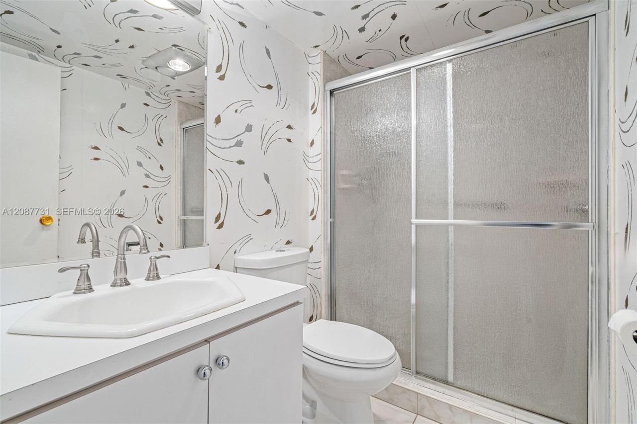 3301 N Country Club Dr, Unit 208, Aventura, FL 33180 Photo