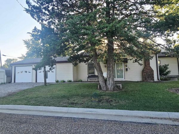 804 2Nd Avenue W, Oskaloosa, IA 52577