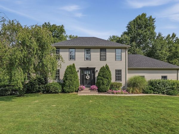 5 Dunny Cove Road, Uxbridge, MA 01569