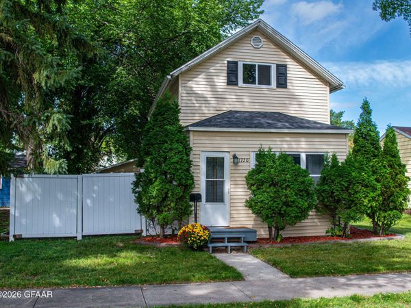 1720 2ND Avenue N, Grand Forks, ND 58203
