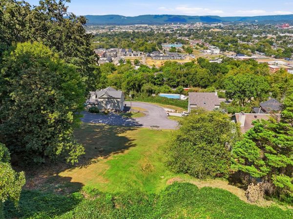 1720 S Crest Manor Lane, Chattanooga, TN 37404