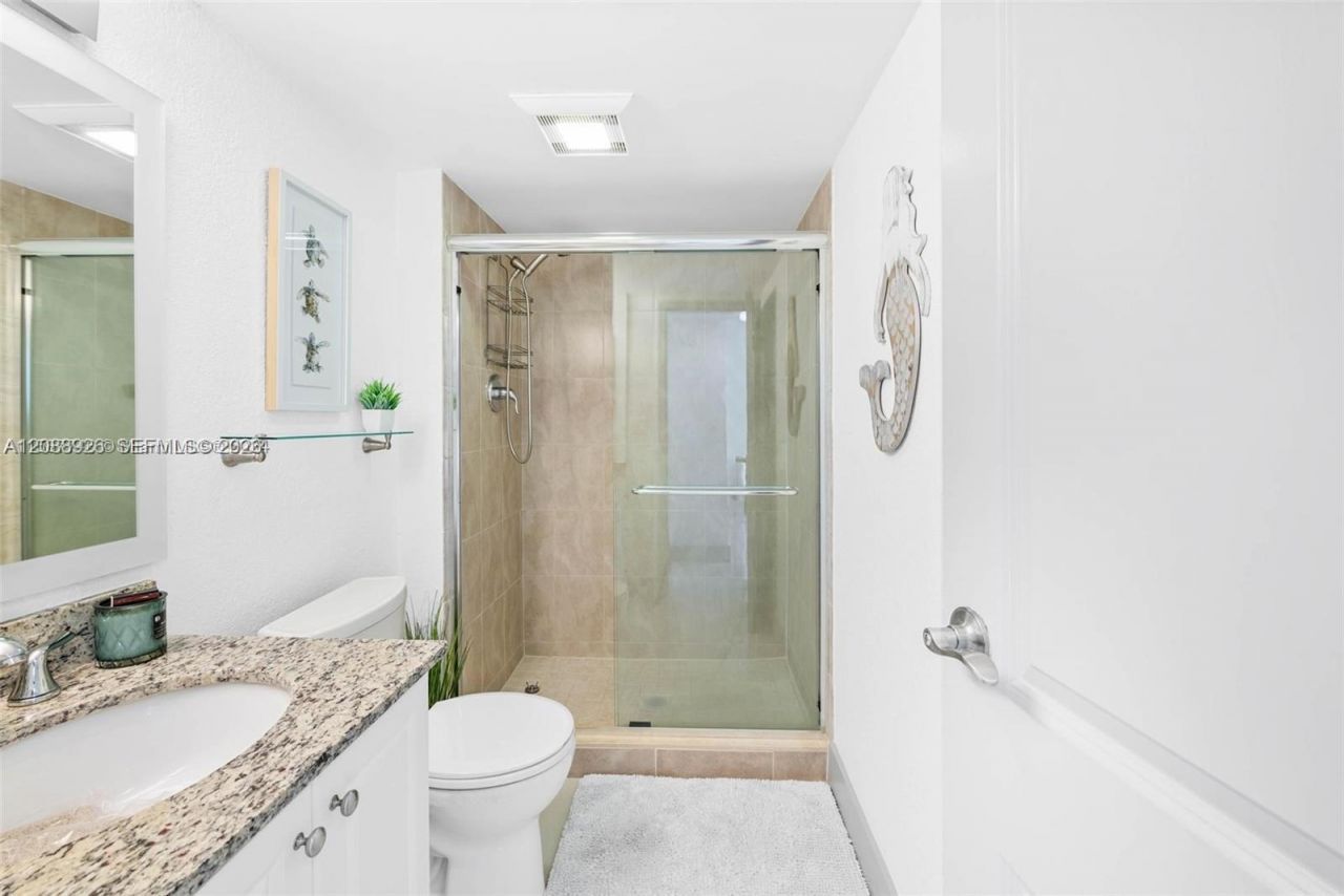3675 N Country Club Dr, Unit 1006, Aventura, FL 33180 Photo