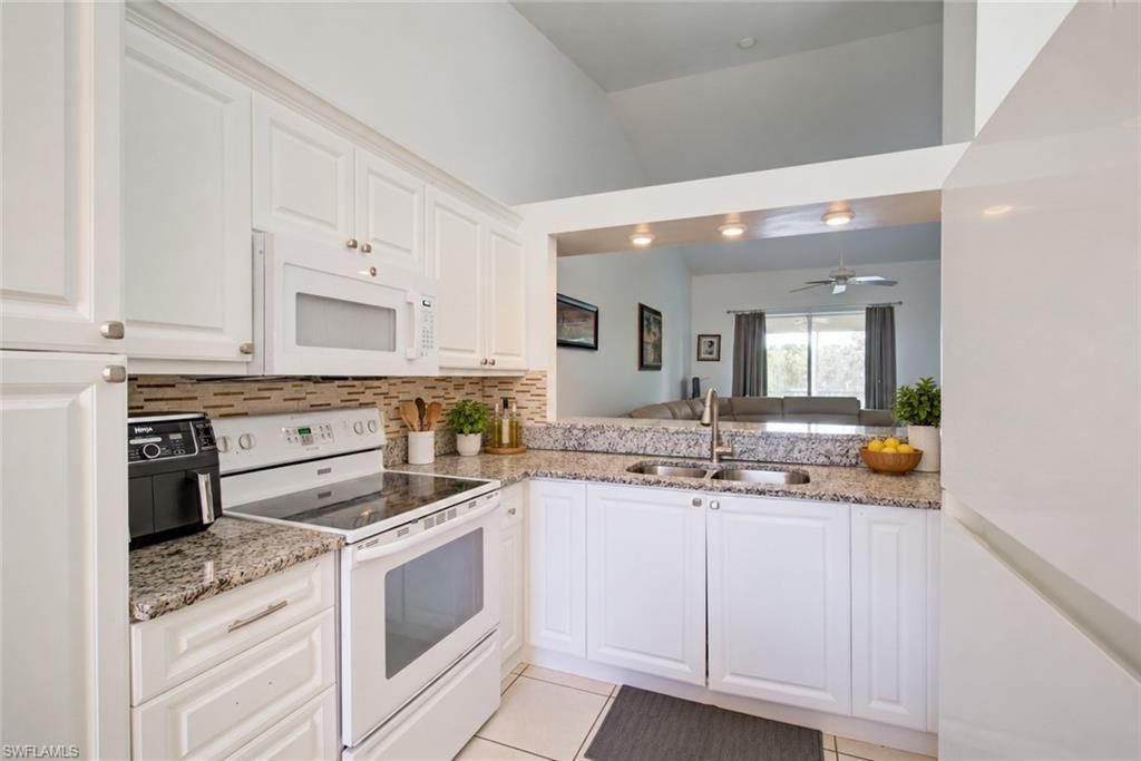 475 Robin Hood Cir, Unit 202, Naples, FL 34104 Photo