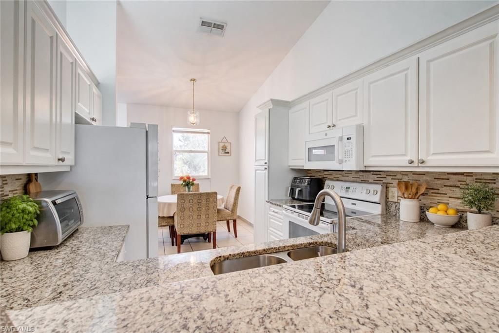 475 Robin Hood Cir, Unit 202, Naples, FL 34104 Photo