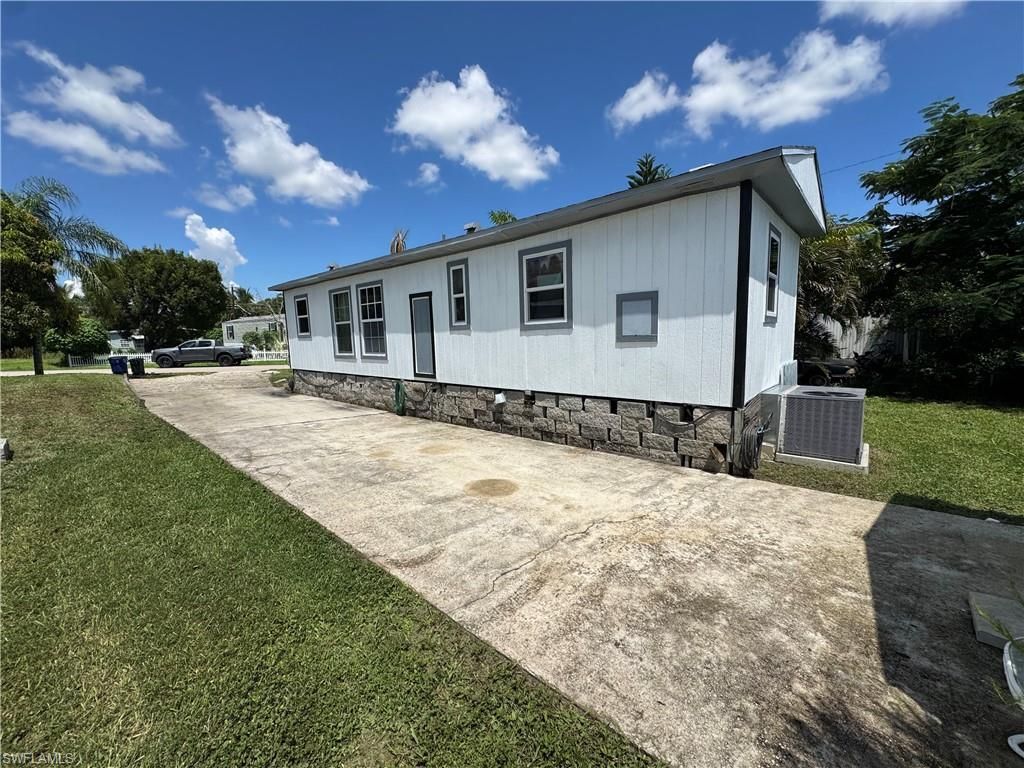 3596 Unique Cir, Fort Myers, FL 33908 Photo