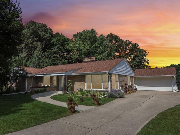 5004 W Hiawatha DRIVE, Mequon, WI 53092