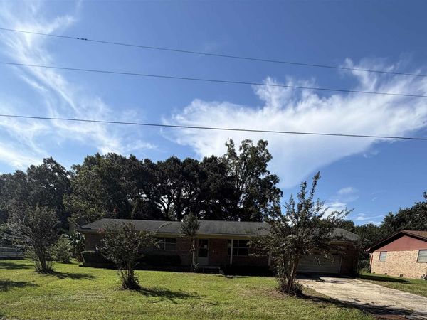 17 Seminole Trl, Pensacola, FL 32506