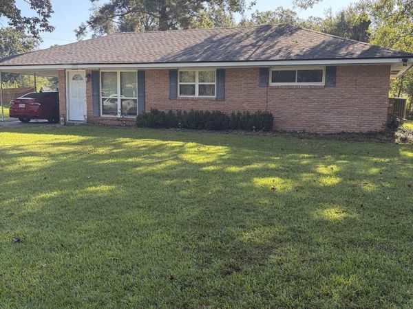 2210 S Woodcrest St, Denham Springs, LA 70726