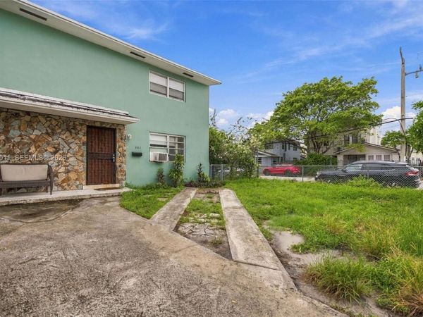 882 NW 2nd St, Miami, FL 33128
