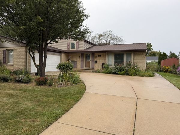1622 S Surrey Ridge Drive, Arlington Heights, IL 60005