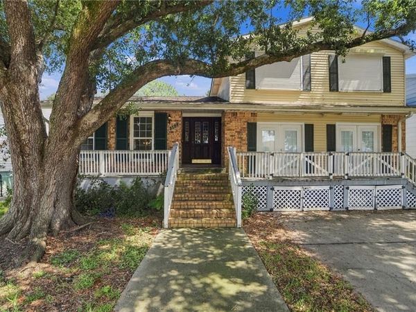 565 OAKWOOD Drive, Gretna, LA 70056