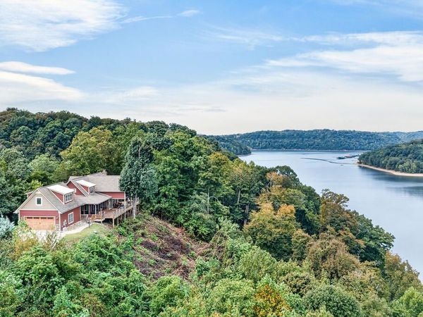 2070 Holly Bend Dr, Byrdstown, TN 38549