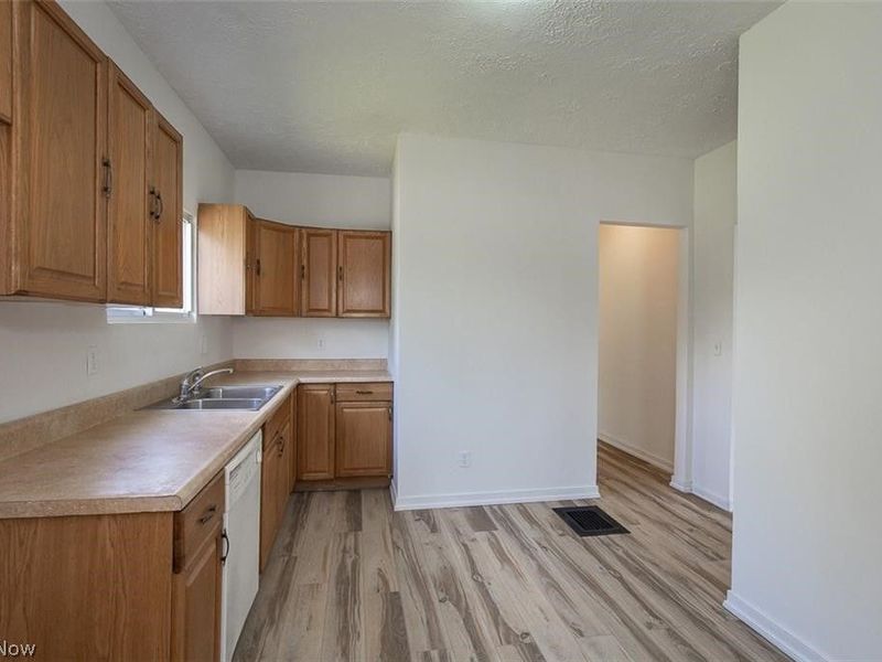 15009 Miles Avenue, Cleveland, OH 44128 Photo 13