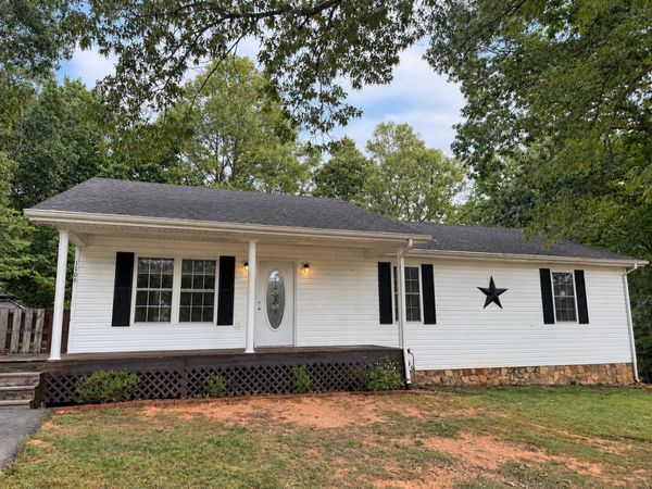 1106 Ellis LN, Moneta, VA 24121