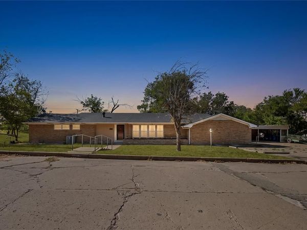 1011 E Connell Street , Breckenridge, TX 76424