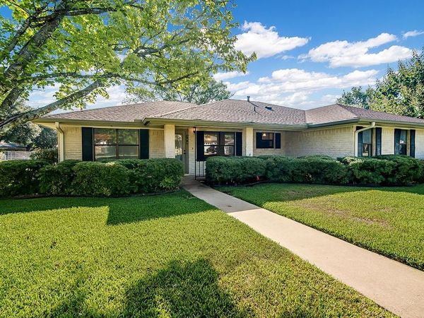 208 Edgewood DR, Fredericksburg, TX 78624