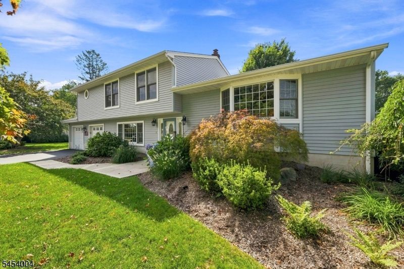 11 Mary Pl, Pequannock, NJ 07440 Main Photo