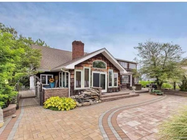 1 Farragut Place , Amityville, NY 11701
