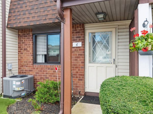 6 Cambridge Drive W, Copiague, NY 11726