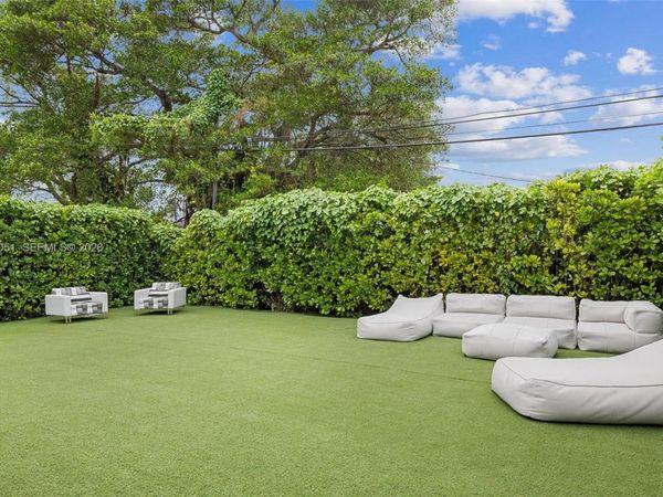 2615 NE 213th St , Miami, FL 33180
