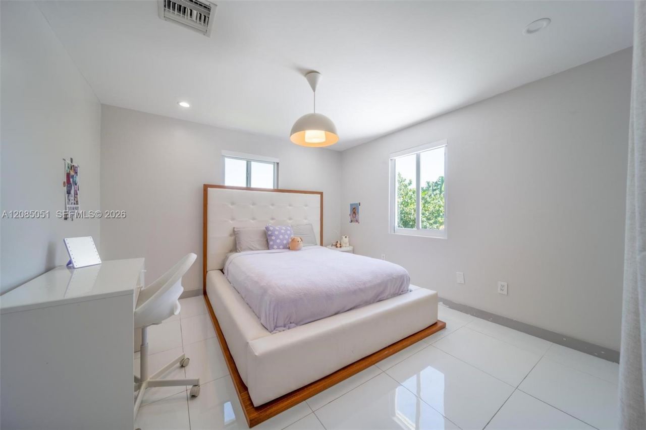 2615 NE 213th St, Miami, FL 33180 Photo