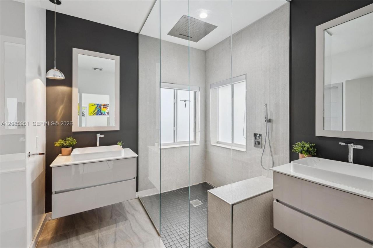 2615 NE 213th St, Miami, FL 33180 Photo