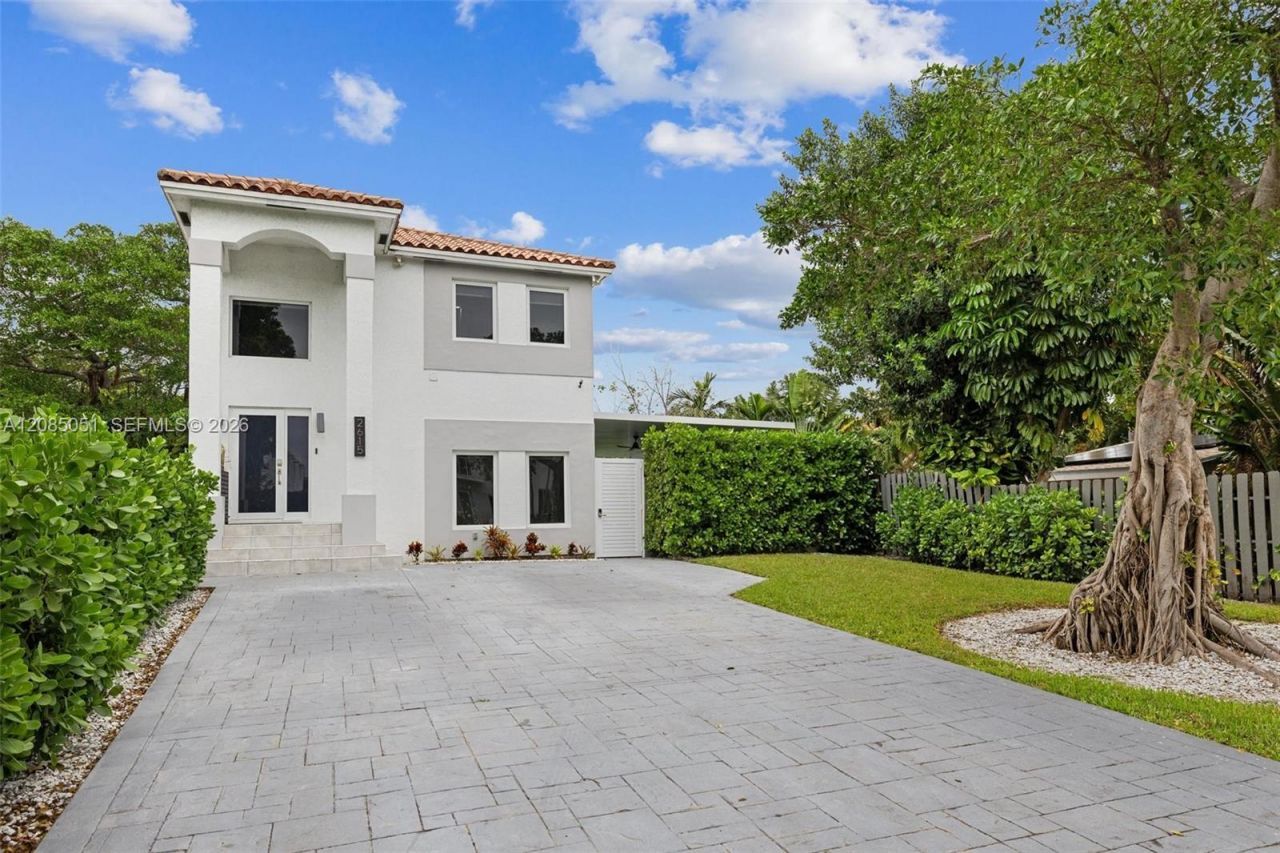 2615 NE 213th St, Miami, FL 33180 Photo