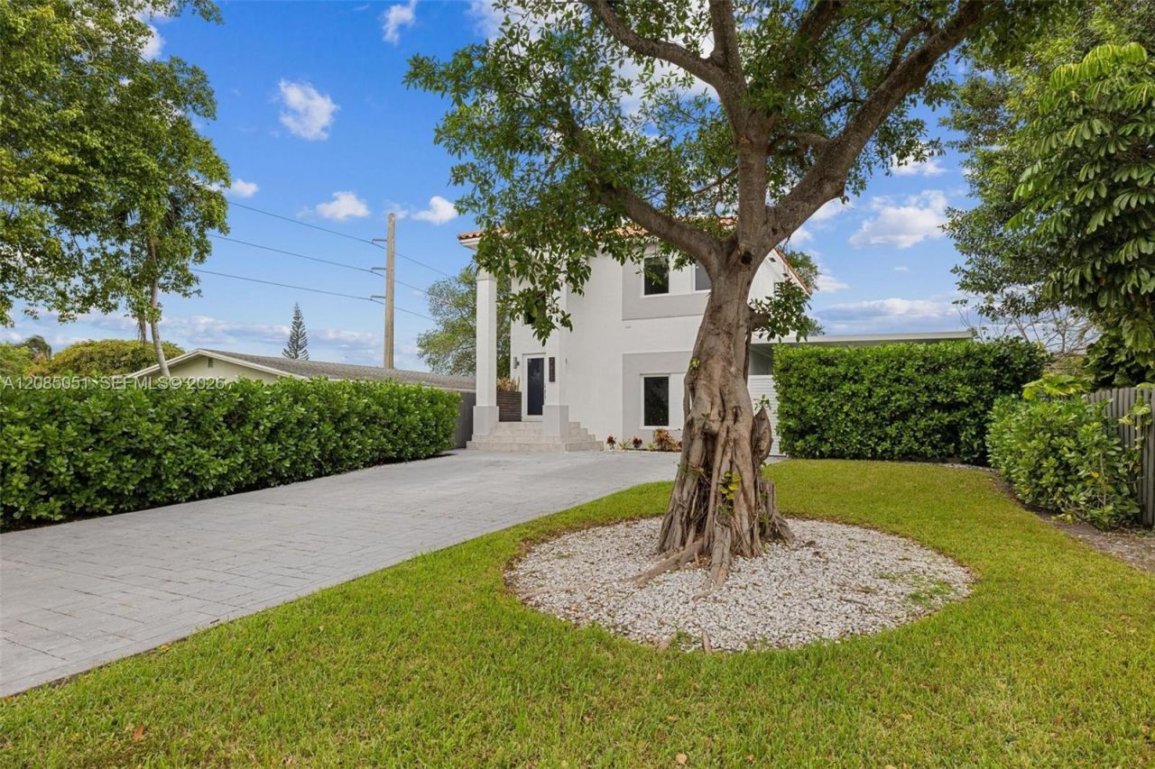 2615 NE 213th St, Miami, FL 33180 Photo