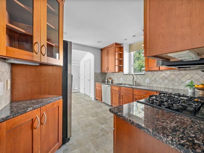 179 N Cassingham Road, Columbus, OH 43209 Photo 18