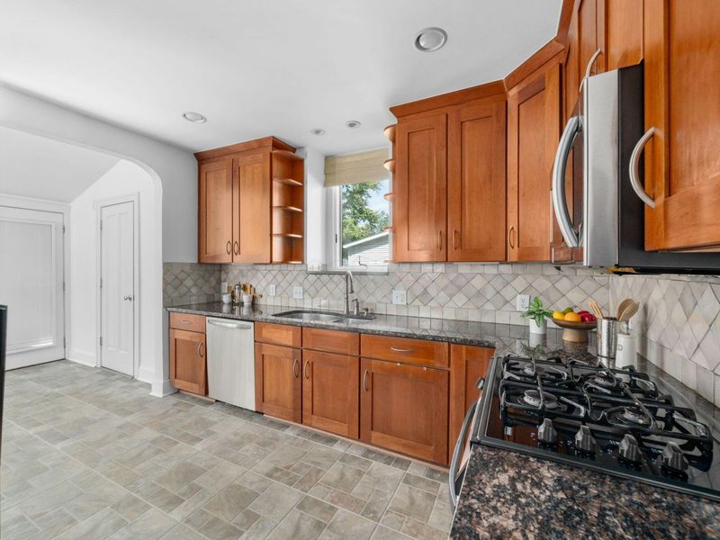 179 N Cassingham Road, Columbus, OH 43209 Photo 19