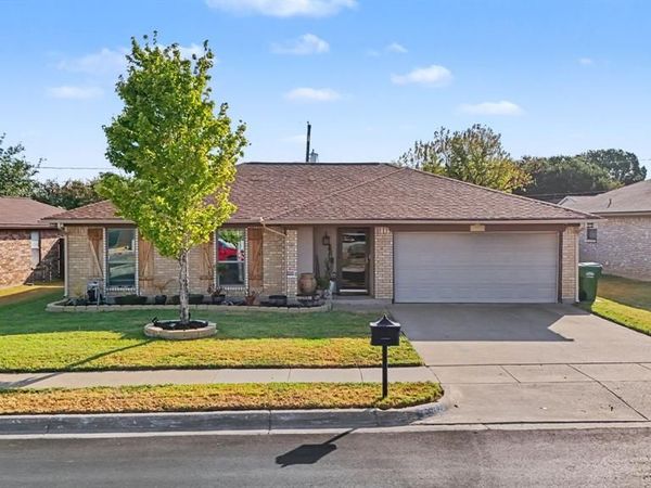 7624 Maplehill Road , Watauga, TX 76148